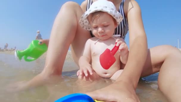 Niño en la playa — Vídeos de Stock