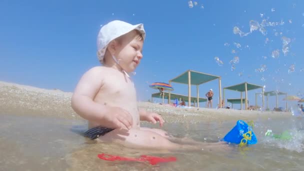 Dětský chlapec na pláži — Stock video