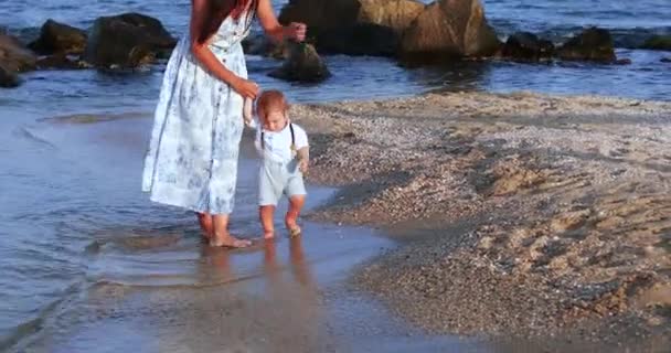 Barn pojke med mamma promenad — Stockvideo