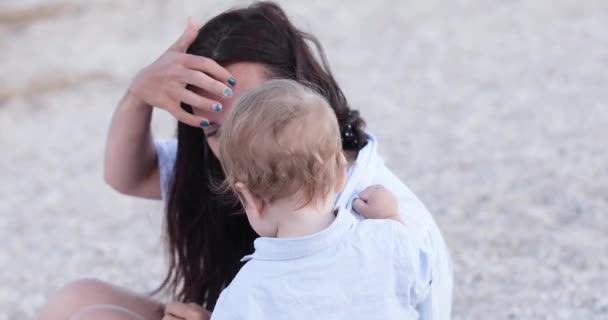 Niño chico muerde mamá — Vídeos de Stock