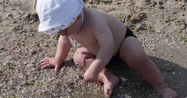 Chłopiec dziecko na plaży — Wideo stockowe
