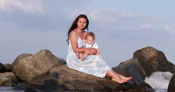 Criança menino com a mãe nas pedras — Vídeo de Stock