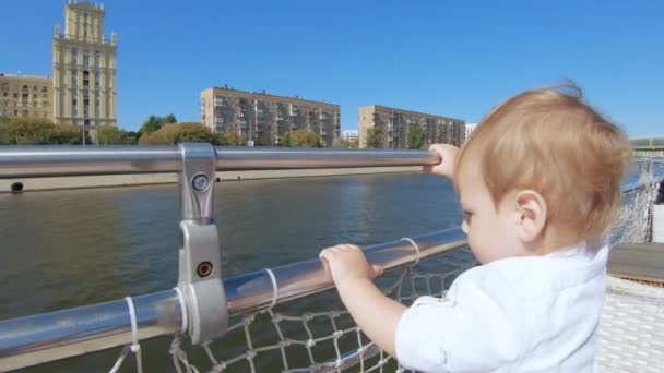 Niño en un barco de recreo — Vídeos de Stock