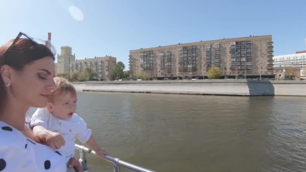 Maman avec un enfant sur un bateau de plaisance — Video