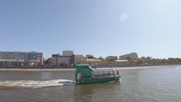 Potěšení loď na řece Moskvě — Stock video