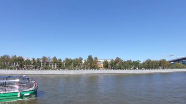 Moskova nehrinde bir eğlence teknesi