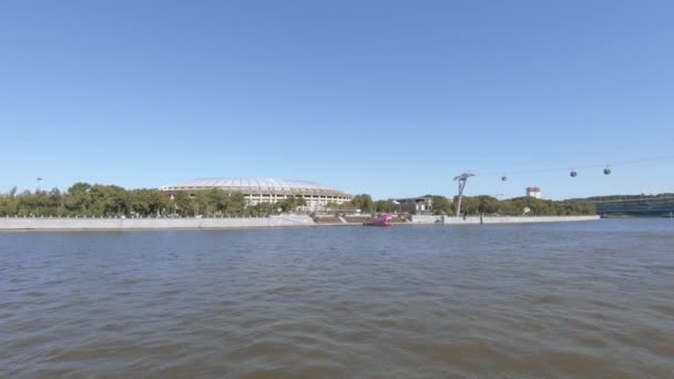 Blick auf den Fluss Luschniki und die Seilbahn — Stockvideo