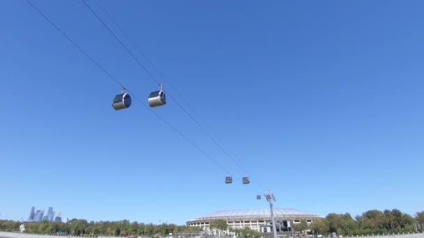 Pohled na řeku Lužniki a lanovku — Stock video