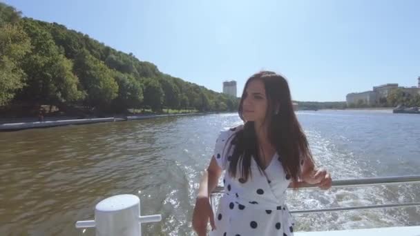 Meisje op de Stern op de rivier — Stockvideo