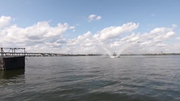 The fountain in the Dnieper — Stock Video
