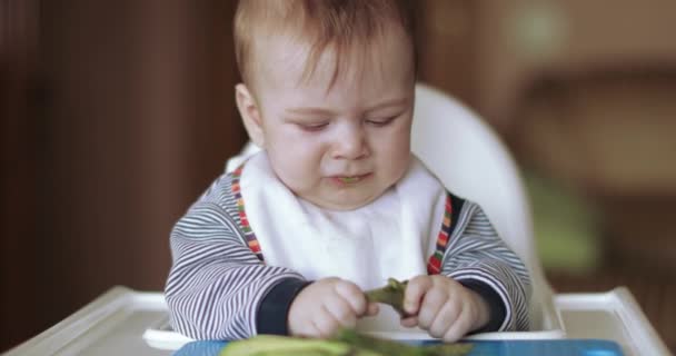 Bebek Çocuk avokado yeme — Stok video