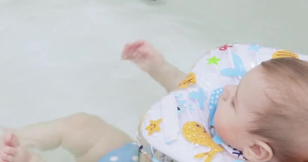 Barnet simmar i badrummet — Stockvideo