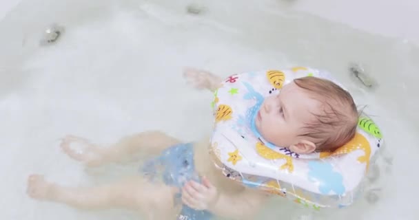 Baby swims in the bathroom — Stock Video