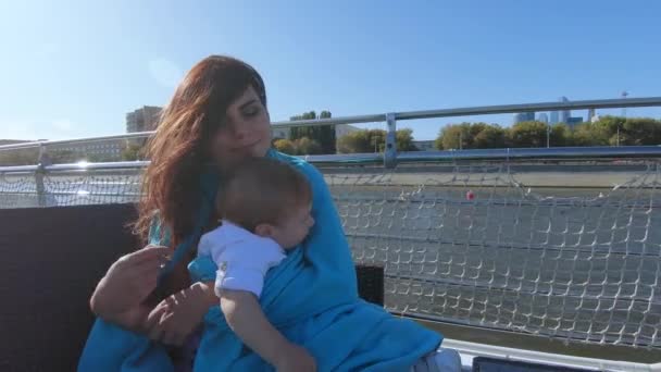 Η μαμά με ένα παιδί σε μια βάρκα αναψυχής — Αρχείο Βίντεο
