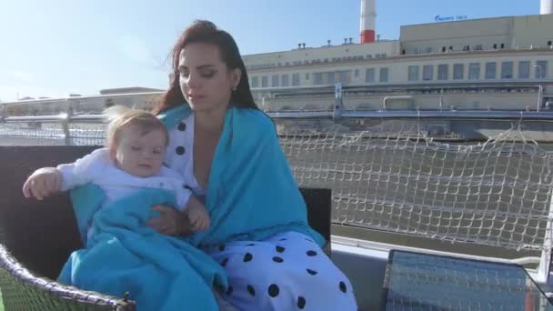 Mama z dzieckiem na łodzi — Wideo stockowe