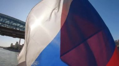 Köprüde Rus bayrağı