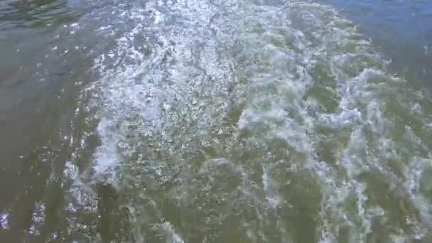 Spur auf dem Wasser hinter einem Schraubenschiff — Stockvideo