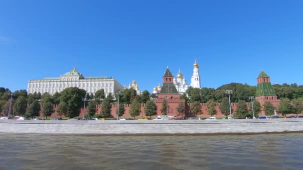 Вид на Кремлевскую набережную — стоковое видео