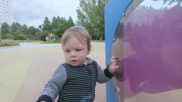 Menino no parque infantil — Vídeo de Stock