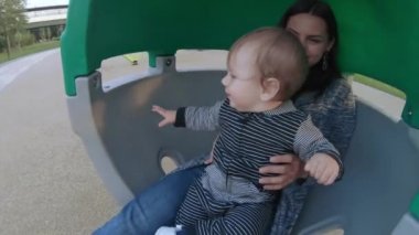 Yumurta şeklinde bir çocuk ile anne