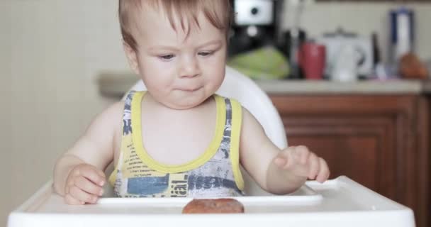 El chico está comiendo una tarta de queso. — Vídeos de Stock