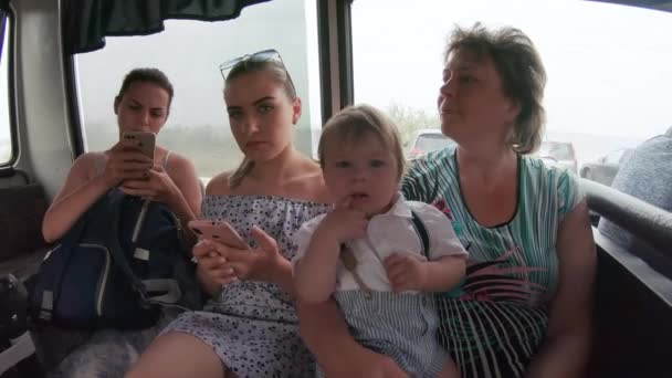 Семья на автобусе — стоковое видео