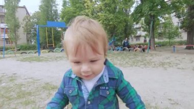 Çocuk yürümeyi öğrenir