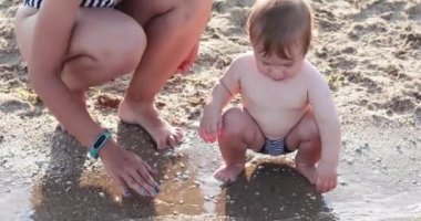 Sahilde çocuk çocuk