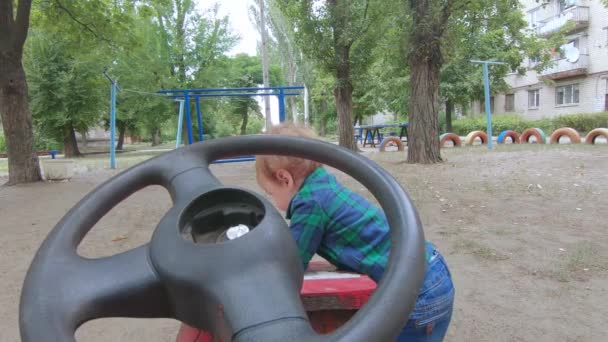 Garçon avec un volant jouet — Video