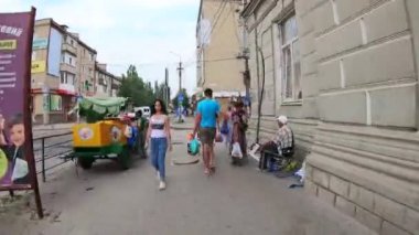 Alıcılar ile sokaklar ve alışveriş merkezleri