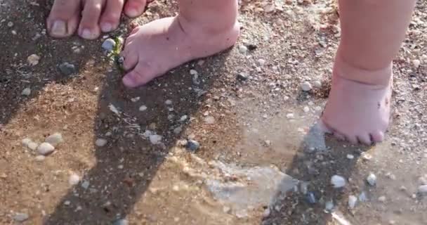 Füße eines Kindes am Strand — Stockvideo
