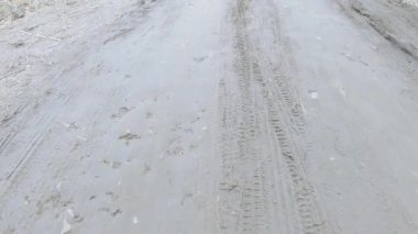 Doğada kırık toprak yol