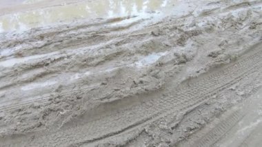 Doğada kırık toprak yol