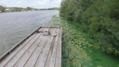 Pantone köprüsü nehrin üzerinde