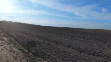 Buğdaydan sonra sürülmüş tarla