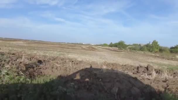 Ombre d'une voiture sur un terrain en pente — Video