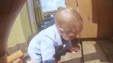 Tahta evde küçük bir çocuk