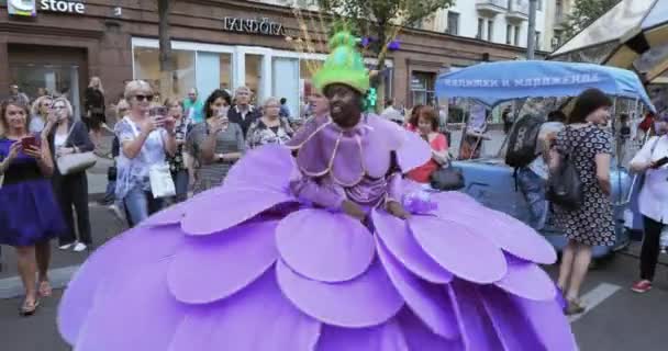 Dansatori pe picioare în costume de flori mari colorate — Videoclip de stoc