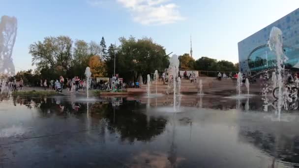 Открытый фонтан Moskvarium — стоковое видео