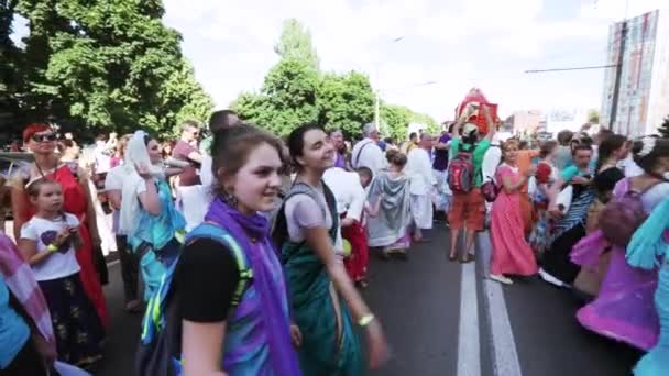 Ratha Yatra v městě Dnepr — Stock video