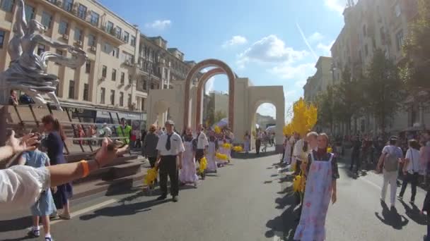 Danseurs avec des figures d'animaux — Video