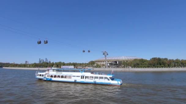 Uitzicht op de Luzhniki rivier en kabelbaan — Stockvideo