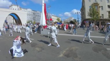 Kozmonot kostümlü dansçılar