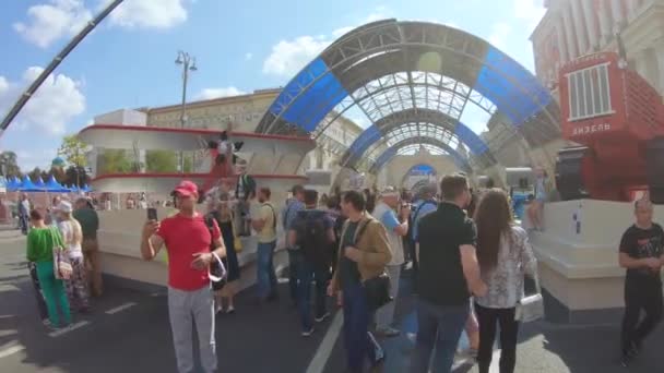 Exposition de prototypes d'avions de tracteurs et de voitures de l'ère soviétique — Video