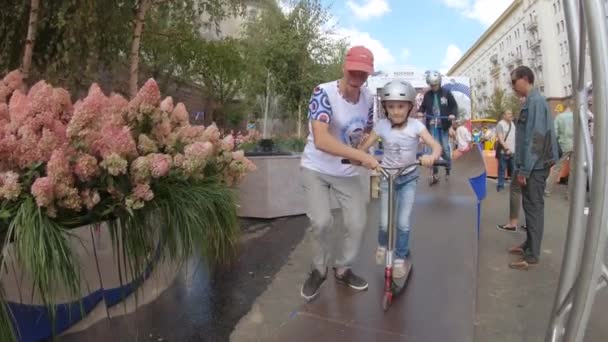 Pista de scooter con pistas y tablas de buceo — Vídeos de Stock