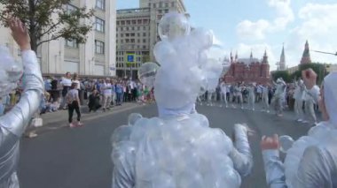 Topları ile kostüm dansçılar