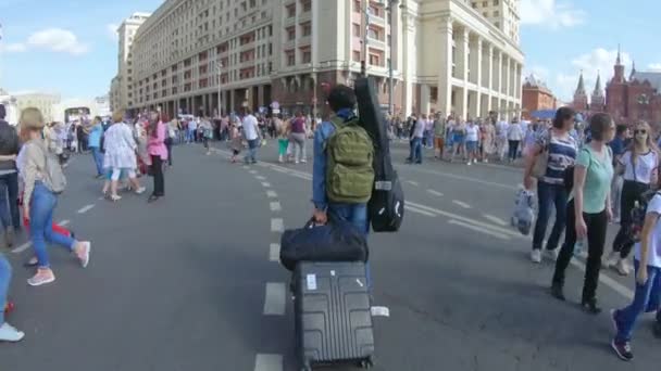 Азіатський турист з валізами — стокове відео