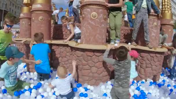 Layout av Fountain of Friendship av folk med vita och blå ballonger — Stockvideo
