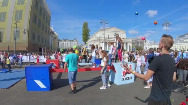 Спортивна тренування площа жонглер кулі — стокове відео