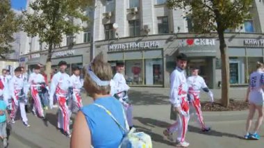 Kozmonot kostümlü dansçılar